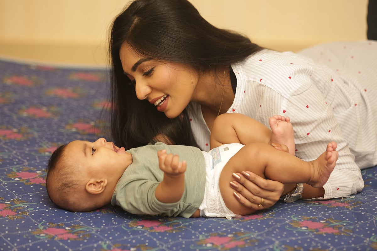 ছয় মাস বয়স হলে শিশুকে বুকের দুধের পাশাপাশি অন্য খাবার দিতে হয়