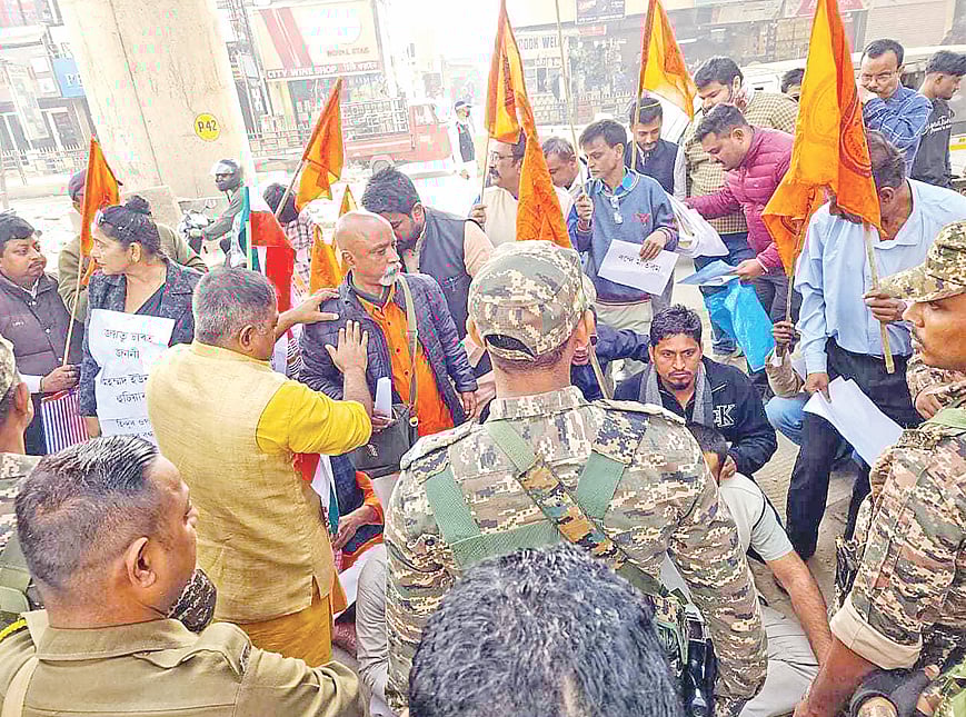 গতকাল আসামের গুয়াহাটিতে বাংলাদেশ মিশন অভিমুখে হিন্দুত্ববাদী চার সংগঠনের নেতা–কর্মীদের মিছিল আটকে দেয় আইনশৃঙ্খলা বাহিনীর সদস্যরা