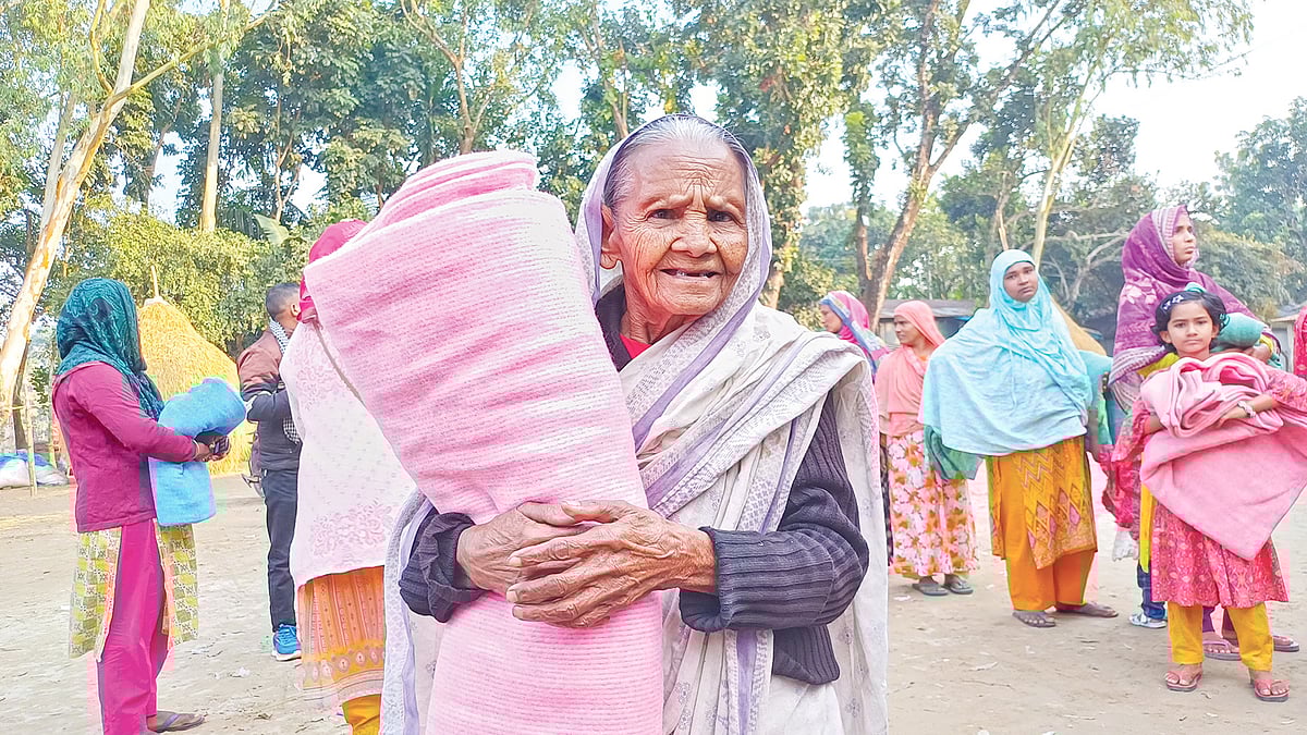 প্রথম আলো ট্রাস্টের উদ্যোগে পঞ্চগড় জেলার বিভিন্ন এলাকায় মোট ২৪০ জন দুস্থ শীতার্ত মানুষের মধ্যে কম্বল বিতরণ করা হয়। গতকাল দুপুরে পঞ্চগড় সদর উপজেলার হাফিজাবাদ ইউনিয়নের পানিমাছপুকুরী দাখিল মাদ্রাসা মাঠে