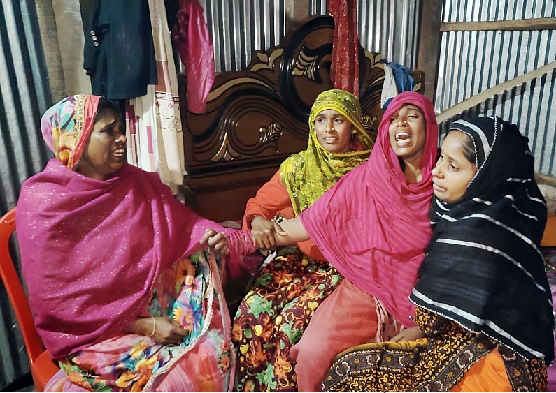 লঞ্চ দুর্ঘটনায় নিহত আব্দুল গনির পরিবারের আহাজারি। আজ শনিবার সকালে