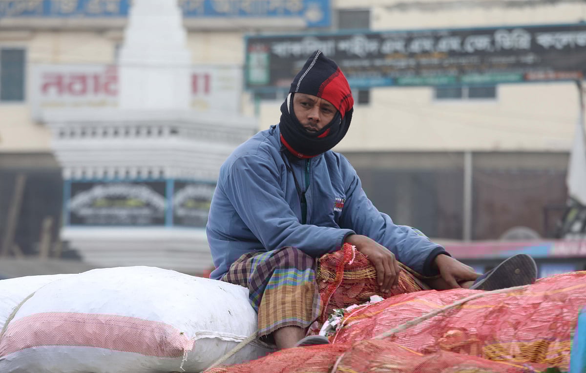 কনকনে শীতে মাফলার জড়িয়ে ঘর থেকে বের হয়েছেন কর্মজীবী মানুষ। গতকাল বেলা সাড়ে ১১টায় নগরের শাহ আমানত সেতু সংলগ্ন এলাকায়