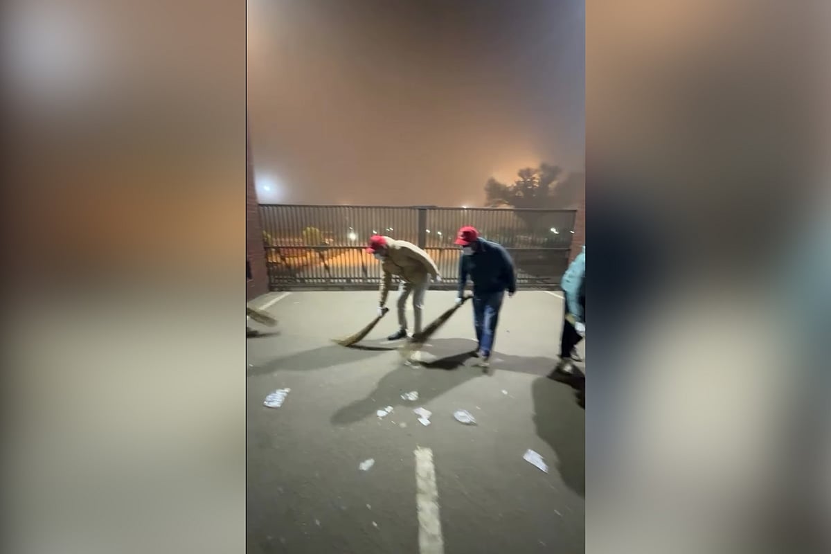 রাতের বেলায় সাভারের জাতীয় স্মৃতিসৌধের সামনে ঝাড়ু দেন বিএনপির নেতা–কর্মীরা