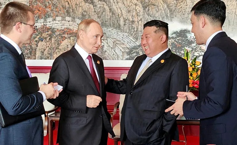এ বছর চীনের রাজধানী বেইজিংয়ে দেখা হয় রাশিয়ার প্রেসিডেন্ট ভ্লাদিমির পুতিন ও উত্তর কোরিয়ার নেতা কিম জং উনের