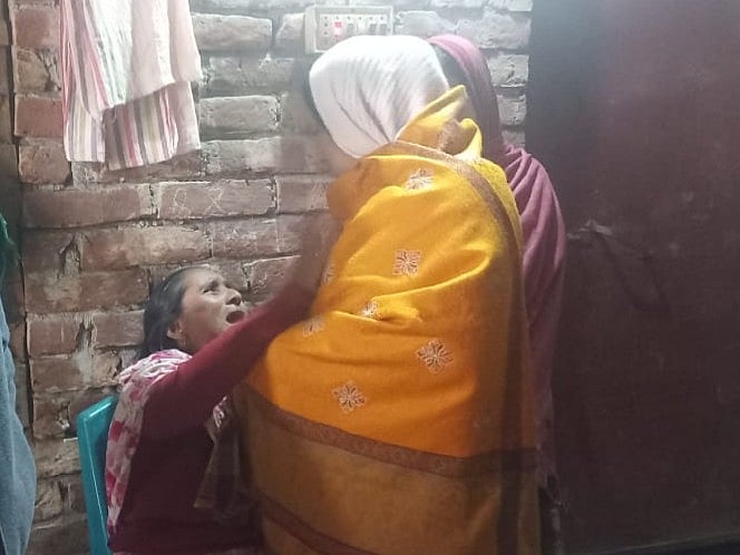 সড়ক দুর্ঘটনায় দুই ছেলে-মেয়ে ও জামাতাকে হারিয়ে কান্নায় ভেঙে পড়েন নিলুফা বেগম। আজ শনিবার বিকেলে যশোরের মনিরামপুর উপজেলার হানুয়ার গ্রামের বাড়িতে