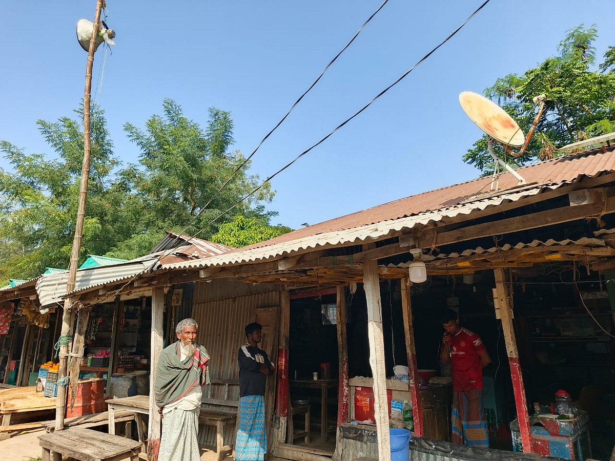 খুঁটিতে বাঁধা রয়েছে মাইক। এই মাইকে প্রতিদিন দেওয়া হয় নানা ধরনের ঘোষণা। সম্প্রতি চট্টগ্রামের সন্দ্বীপের উড়িরচরের জনতা বাজারে