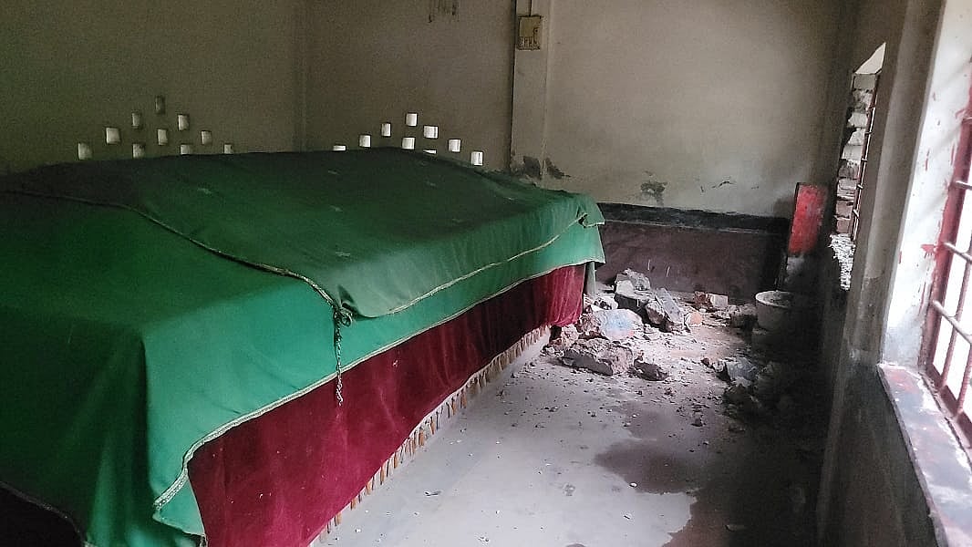 ঠাকুরগাঁও শহরে গতকাল শুক্রবার দিবাগত রাতের আঁধারে হজরত বাবা শাহ সত্যপীরের মাজারে ভাঙচুরের ঘটনা ঘটে