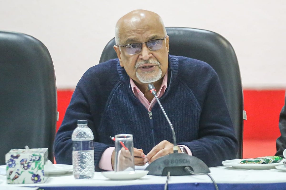 নাগরিক প্ল্যাটফর্ম বাংলাদেশের আহ্বায়ক ও সেন্টার ফর পলিসি ডায়ালগের (সিপিডি) ফেলো ড. দেবপ্রিয় ভট্টাচার্য। আজ শনিবার সিরডাপ মিলনায়তনে বাংলাদেশ হিন্দু বৌদ্ধ খ্রিস্টান ঐক্য পরিষদের আয়োজনে ‘সংখ্যালঘুদের মানবাধিকার: বর্তমান বাস্তবতা ও প্রত্যাশা’ শীর্ষক গোলটেবিল সংলাপে