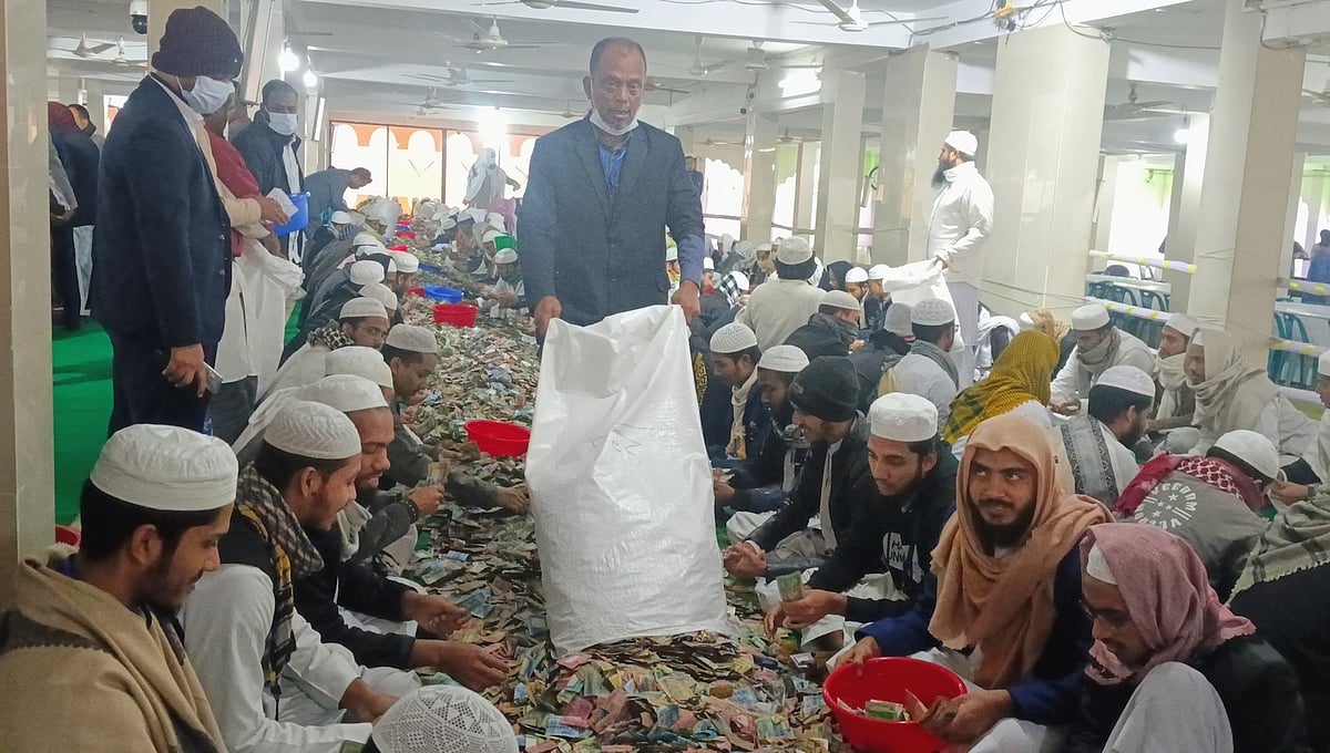 আজ সকাল ৭টা থেকে কিশোরগঞ্জ জেলা প্রশাসন, পুলিশ ও মসজিদ পরিচালনা কমিটির সদস্যদের উপস্থিতিতে পাগলা মসজিদের দান সিন্দুক খোলা শুরু হয়। পরে মেঝেতে ঢেলে চলছে গণনার কাজ