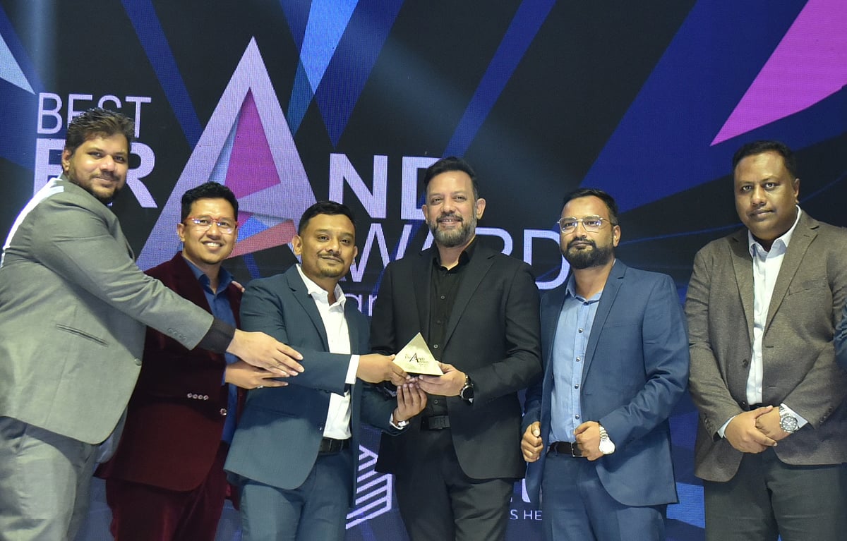 দেশের শীর্ষস্থানীয় ব্র্যান্ড, করপোরেট প্রতিনিধি ও বিশিষ্টজনদের উপস্থিতিতে প্রাণ ম্যাঙ্গো ফ্রুট ড্রিংকের কর্মকর্তাদের হাতে তুলে দেওয়া হয় ‘বেস্ট ব্র্যান্ড’ পদক