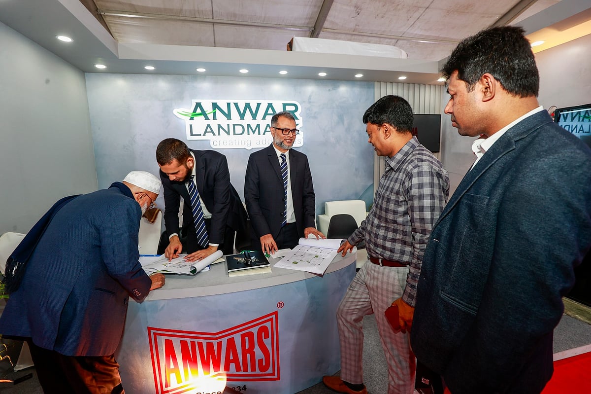 আবাসন মেলার আনোয়ার ল্যান্ডমার্কের স্টলে ক্রেতারা ফ্ল্যাটের খোঁজ নিচ্ছেন। গতকাল রাজধানীর আগারগাঁওয়ে বাংলাদেশ-চীন মৈত্রী সম্মেলন কেন্দ্রে