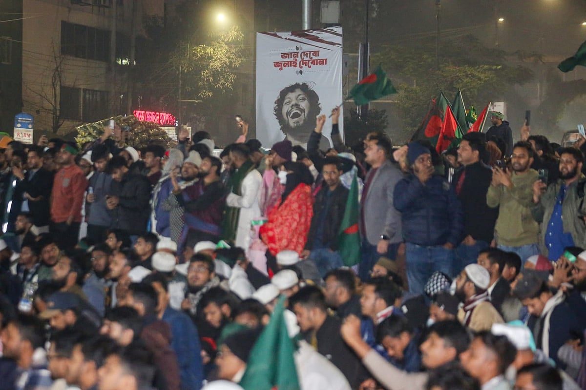 শহীদ শরিফ ওসমান হাদি হত্যার বিচারের দাবিতে শাহবাগে ইনকিলাব মঞ্চের কর্মী ও সমর্থকদের অবস্থান। রাত ১০টা। ঢাকা। ২৭ ডিসেম্বর