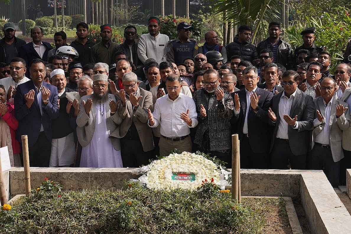 ওসমান হাদির কবর জিয়ারত করছেন বিএনপির ভারপ্রাপ্ত চেয়ারম্যান তারেক রহমান