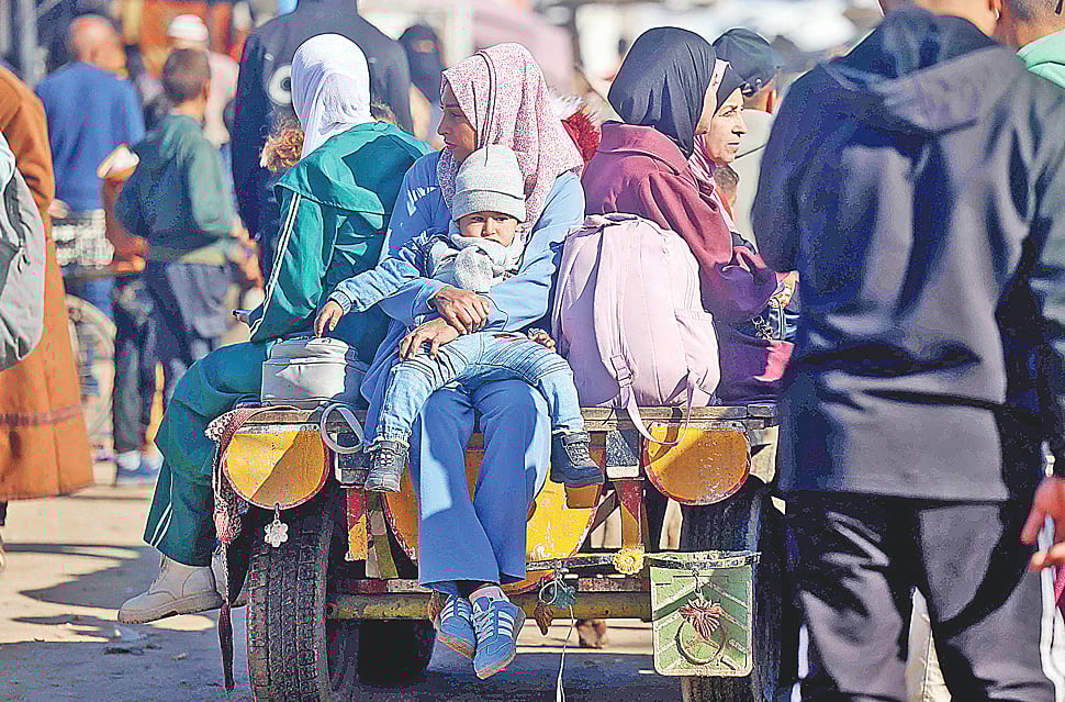 ইসরায়েলি হামলার মুখে বাস্তুচ্যুত ফিলিস্তিনিরা গাধার গাড়িতে করে অন্যত্র চলেছেন। যুদ্ধবিরতির মধ্যেও নিরাপত্তা নিয়ে গুরুতর উদ্বেগ দেখা দিয়েছে। গতকাল গাজার খান ইউনিসে