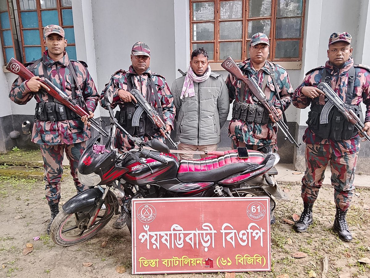 লালমনিরহাটের পাটগ্রাম সীমান্তে গ্রেপ্তার ইসলামী ছাত্রশিবিরের বহিষ্কৃত নেতা আতিক হাসান। আজ শনিবার দুপুরে তোলা