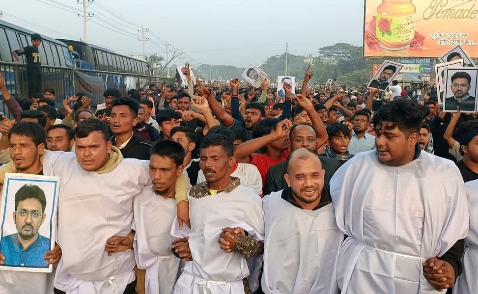 কুমিল্লা-৭ আসনে প্রার্থী পরিবর্তনের দাবিতে কাফনের কাপড় পরে বিক্ষোভ মিছিল করেন বিএনপির এক পক্ষের নেতা-কর্মীরা। আজ শনিবার বিকেলে ঢাকা-চট্টগ্রাম মহাসড়কের চান্দিনা বাসস্ট্যান্ড এলাকায়