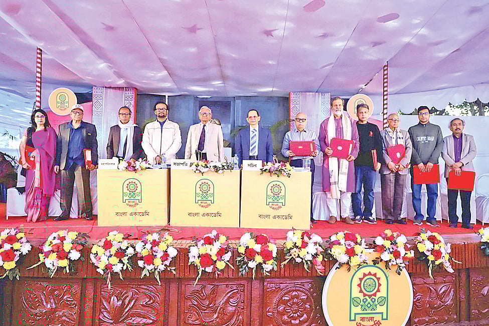 বাংলা একাডেমির সভাপতি ও মহাপরিচালকের সঙ্গে বাংলা একাডেমি পরিচালিত পুরস্কার পাওয়া লেখক ও ফেলোশিপপ্রাপ্তরা। গতকাল একাডেমির ৪৮তম বার্ষিক সভায়