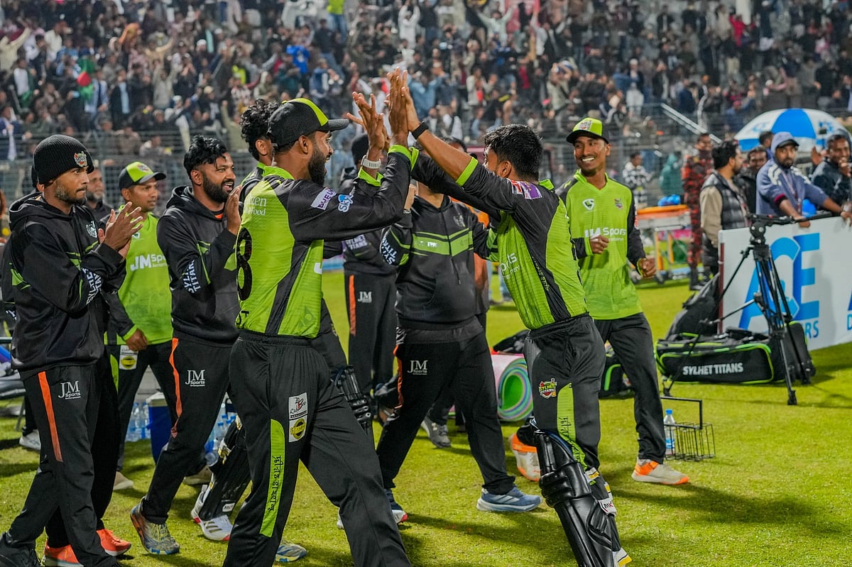 শেষ বলে জয়ের আনন্দ সিলেট টাইটানসের খেলোয়াড়দের