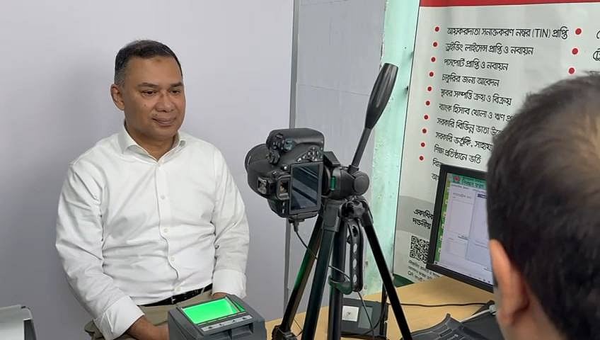 ভোটার তালিকায় নাম তুলতে বিএনপির ভারপ্রাপ্ত চেয়ারম্যান তারেক রহমান আজ শনিবার ঢাকার আগারগাঁওয়ে নির্বাচনী প্রশিক্ষণ ইনস্টিটিউট ভবনে গিয়ে ছবি তোলা, দশ আঙ্গুলের ছাপ দেওয়া, চোখের আইরিশ (চোখের মণির ছাপ) ও স্বাক্ষর করার কাজ করেন