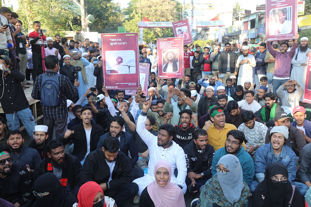 শহীদ ওসমান হাদির হত্যাকাণ্ডের প্রতিবাদ ও বিচার দাবিতে সিলেটে অবস্থান কর্মসূচি পালন করেছে ইনকিলাব মঞ্চ শাবিপ্রবি ও সিলেট। শনিবার বিকেলে সিলেট কেন্দ্রীয় শহীদ মিনার এলাকায়