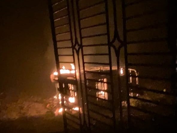 ব্রাহ্মণবাড়িয়ার সরাইলে গভীর রাতে দুই দল গ্রামবাসীর সংঘর্ষের একপর্যায়ে হত্যা মামলার বাদীপক্ষের বাড়িতে আগুন দেওয়া হয়। গতকাল রাতে উপজেলার দেওড়া গ্রামে