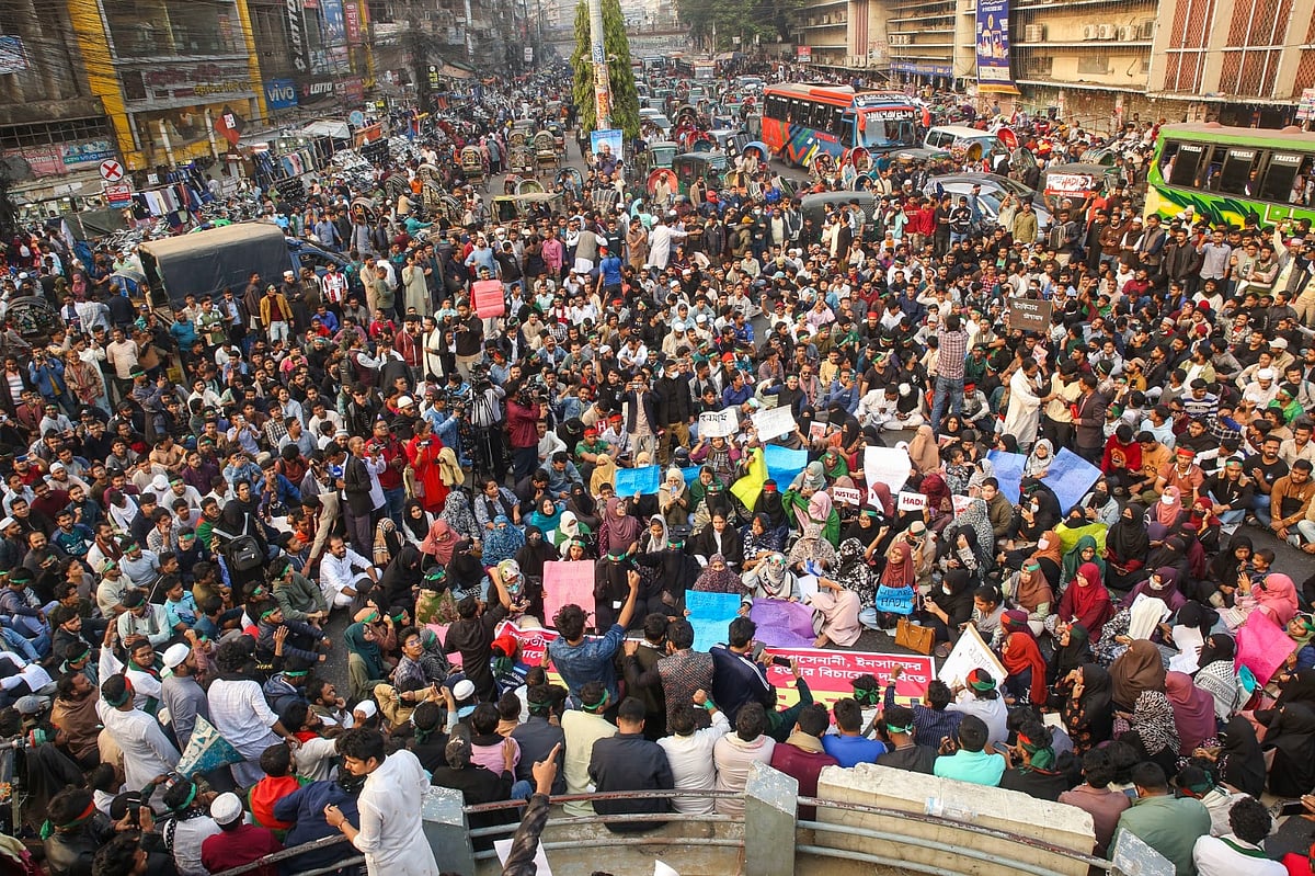 চট্টগ্রাম নগরের নিউমার্কেট মোড়ে ইনকিলাব মঞ্চের নেতা–কর্মীদের অবস্থান। আজ বিকেলে