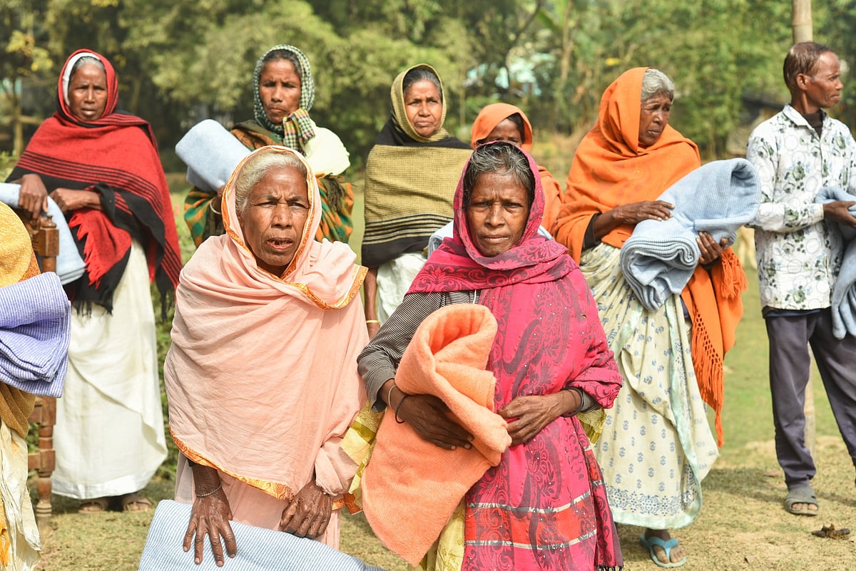 প্রথম আলো ট্রাস্টের পক্ষ থেকে কম্বল পেয়েছেন তাঁরা। আজ শনিবার সকালে মৌলভীবাজারের শ্রীমঙ্গলের আমরাইলছড়া চা–বাগান সরকারি প্রাথমিক বিদ্যালয়ের মাঠে