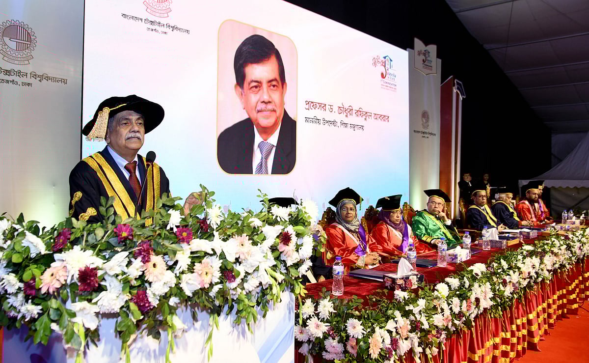 বুটেক্সের প্রথম সমাবর্তন অনুষ্ঠানে সভাপতির বক্তব্য দেন  শিক্ষা উপদেষ্টা চৌধুরী রফিকুল আবরার। ২৭ ডিসেম্বর