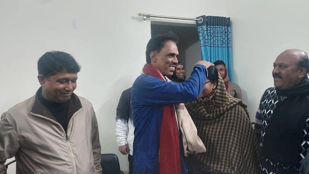 নাটোরে মনোনয়নবঞ্চিত বিএনপির কেন্দ্রীয় সহদপ্তর সম্পাদক তাইফুল ইসলামের বাড়িতে যান বিএনপির মনোনীত প্রার্থী ফারজানা শারমিন। গতকাল শুক্রবার রাতে