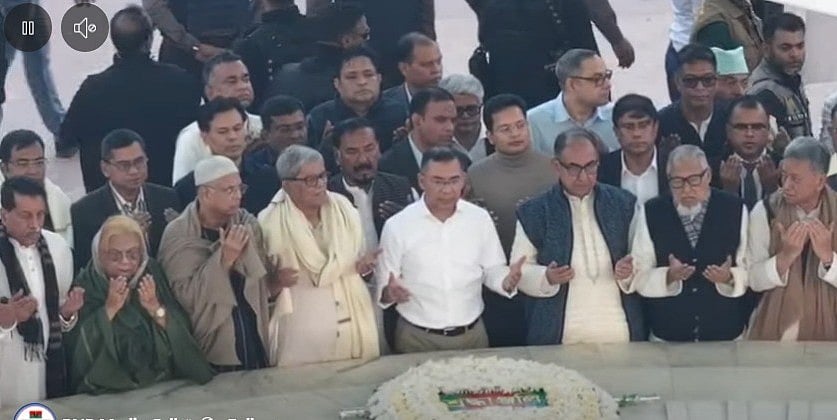 বাবার কবর জিয়ারত করে দোয়া পাঠ করেন তারেক রহমান। ২৬ ডিসেম্বর