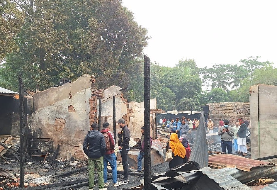 চট্টগ্রামের ফটিকছড়িতে আগুনে শত বছর পুরোনো বাড়িসহ ১০ টি বসতঘর পুড়েছে। গতকাল  রাত সাড়ে ১০টার দিকে  উপজেলার সমিতির হাটে