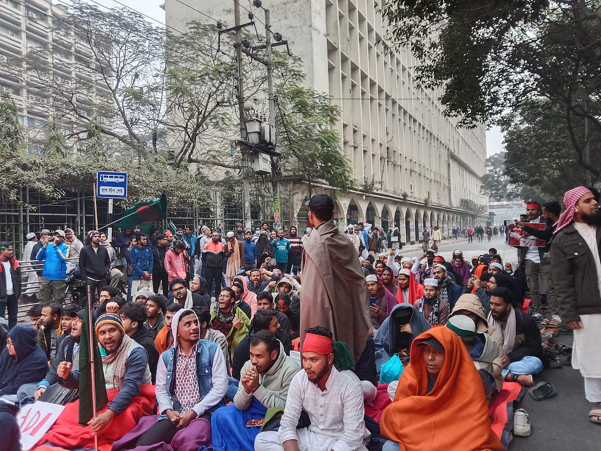 ইনকিলাব মঞ্চ ঢাকার শাহবাগ থেকে অবরোধ সরিয়ে নিয়ে আজিজ সুপার মার্কেটের সামনে অবস্থান করছে। আজ শনিবার সকাল সাড়ে আটটার দিকে