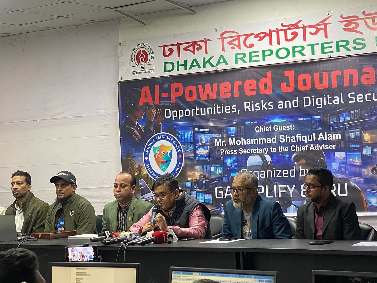 প্রশিক্ষণ কর্মশালার সমাপনী অনুষ্ঠানে বক্তব্য দিচ্ছেন প্রধান উপদেষ্টার প্রেস সচিব শফিকুল আলম। আজ শনিবার ঢাকা রিপোর্টার্স ইউনিটিতে