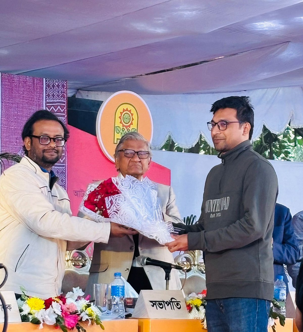 বাংলা একাডেমি পরিচালিত রাবেয়া খাতুন কথাসাহিত্য পুরস্কার বিজয়ী আনিসুর রহমানের হাতে পুরস্কার তুলে দেন একাডেমির সভাপতি অধ্যাপক আবুল কাসেম ফজলুল হক ও মহাপরিচালক অধ্যাপক মোহাম্মদ আজম। আজ শনিবার একাডেমির বার্ষিক সাধারণ সভায়