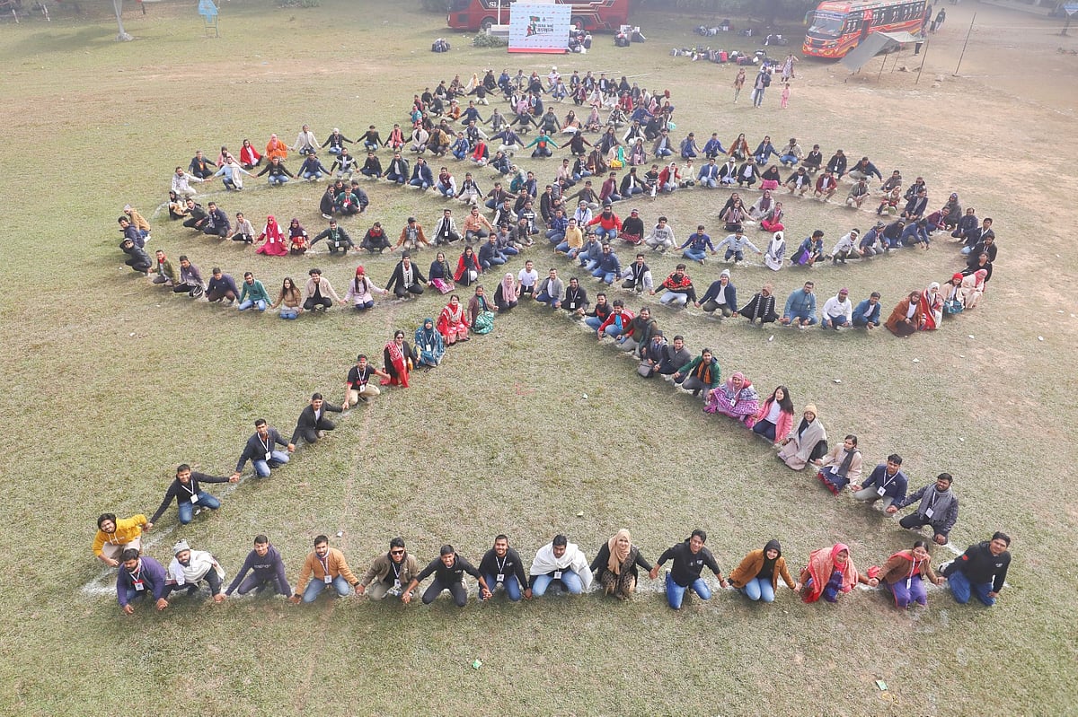 গাজীপুরের মৌচাকের জাতীয় স্কাউট প্রশিক্ষণ কেন্দ্র মাঠে প্রথম আলো বন্ধুসভার জাতীয় বন্ধু সমাবেশ ২০২৫–এর আয়োজন শেষ হয়। বন্ধুরা দাঁড়িয়ে ও বসে বন্ধুসভার লোগো বানান। আজ শনিবার দুপুরে