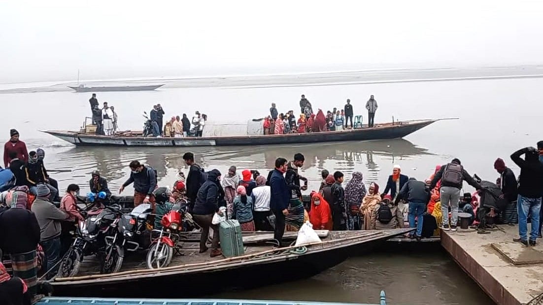 আজ বেলা ১১টা ৪৫ মিনিটের দিকে বরযাত্রীসহ নৌকাটিকে  নিরাপদে মাদারগঞ্জের জামথল ঘাটে ভেড়ানো হয়