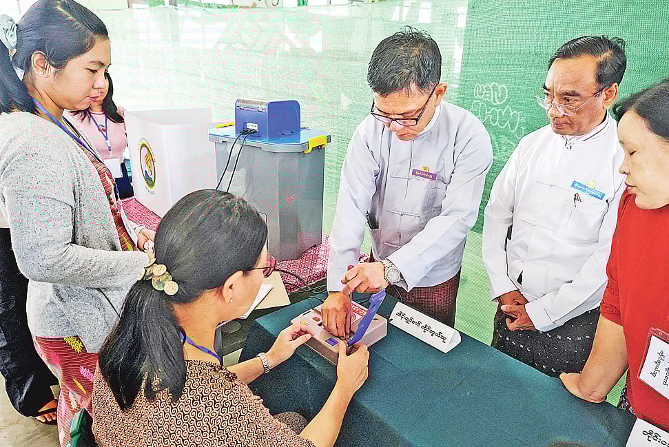 মিয়ানমারে আজ নির্বাচন। এ উপলক্ষে ভোট গ্রহণের আগে ভোটকেন্দ্রে প্রস্তুতি চলছে নির্বাচন কমিশনের কর্মকর্তাদের। গতকাল ইয়াঙ্গুনে