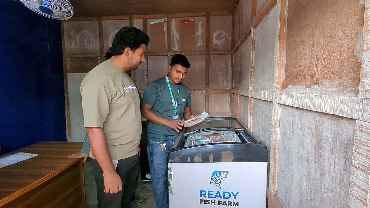 শরীয়তপুরের একটি গ্রামের বাজারে প্রক্রিয়া করা মাছের ব্যবসা করে শাকিল খান নামের এক তরুণ সফলতা পেয়েছেন। সম্প্রতি সদর উপজেলার সুবচনী বাজারে