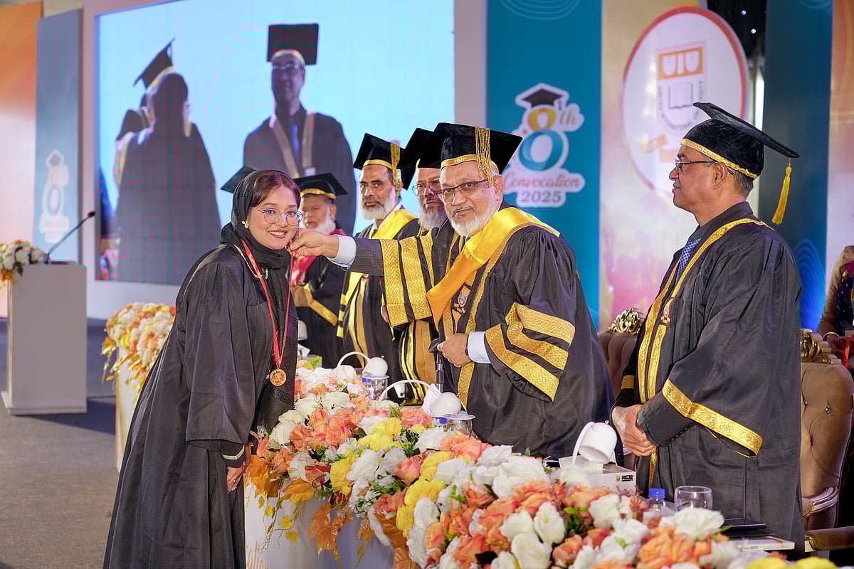 সমাবর্তনে ১ হাজার ৭৩৬ শিক্ষার্থীকে গ্র্যাজুয়েশন ও পোস্টগ্র্যাজুয়েশন ডিগ্রি এবং কৃতিত্বপূর্ণ ফলাফলের জন্য চারজন শিক্ষার্থীকে স্বর্ণপদক দেওয়া হয়