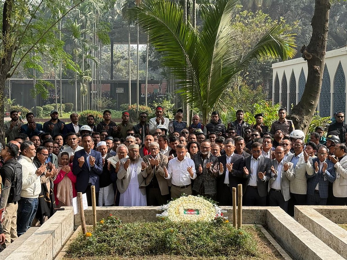 ওসমান হাদির কবর জিয়ারত করছেন বিএনপির ভারপ্রাপ্ত চেয়ারম্যান তারেক রহমান