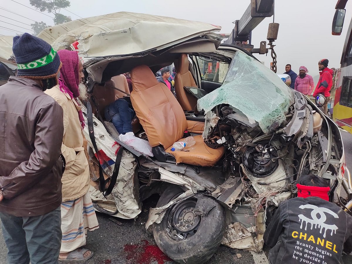 ফরিদপুরে ট্রাক ও অ্যাম্বুলেন্সের মুখোমুখি সংঘর্ষে তিনজন নিহত ও দুজন আহত হয়েছেন। আজ শনিবার সকাল সাতটার দিকে ভাঙ্গা উপজেলার হামিরদী ইউনিয়নের মুনসুরাবাদ বাসস্ট্যান্ড এলাকায়
