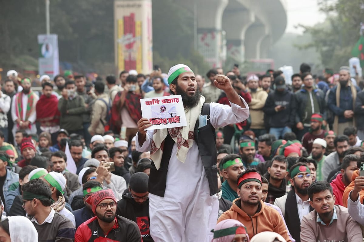 শাহবাগ মোড় অবরোধ করে স্লোগান দেন ইনকিলাব মঞ্চের নেতা-কর্মীরা। রোববার দুপুরে