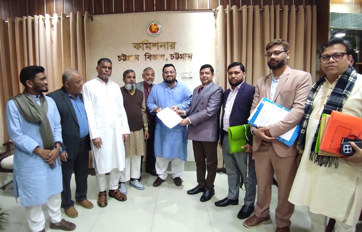 চট্টগ্রাম-৫ (হাটহাজারী-বায়েজিদ) আসনের জন্য রিটার্নিং কর্মকর্তা ও বিভাগীয় কমিশনার মো. জিয়াউদ্দীনের হাতে মনোনয়নপত্র জমা দেন বিএনপির সাংগঠনিক সম্পাদক মীর মোহাম্মদ হেলাল উদ্দিন। আজ সকালে তোলা