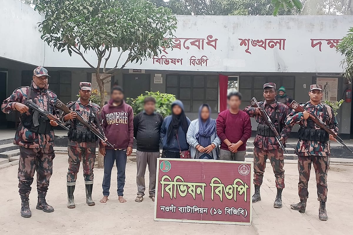 চাঁপাইনবাবগঞ্জের গোমস্তাপুর উপজেলার বিভীষণ সীমান্ত দিয়ে পাঁচজনকে ঠেলে পাঠিয়েছে বিএসএফ