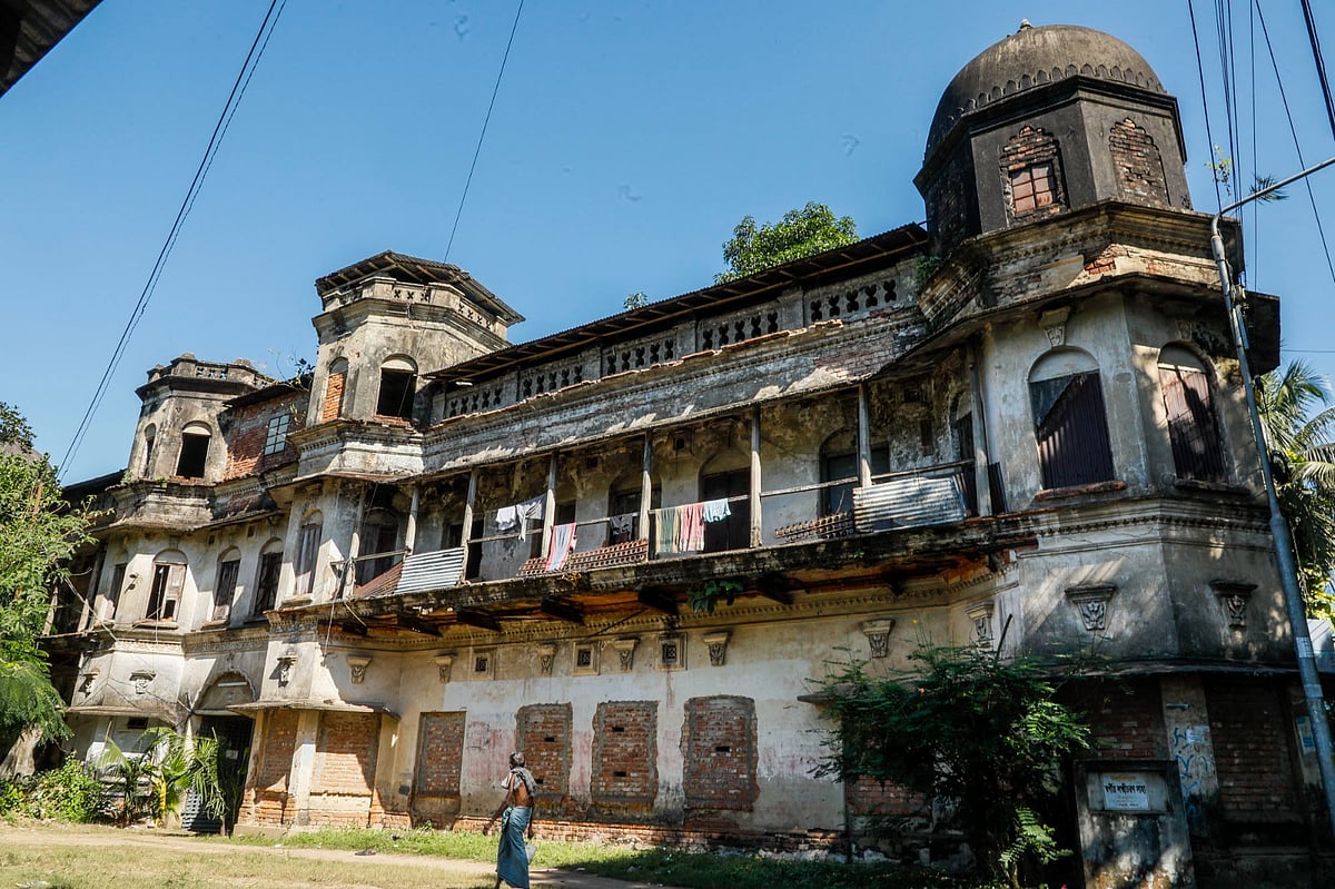 চট্টগ্রাম নগর থেকে প্রায় ১২ কিলোমিটার দূরে হাটহাজারী উপজেলার নন্দীরহাট গ্রামে অবস্থিত এই জমিদারবাড়ি। দেশের প্রখ্যাত সুরকার ও সংগীত পরিচালক, একুশে পদকপ্রাপ্ত সত্য সাহার পৈতৃক বাড়ি। রাজ্জাক অভিনীত ‘অশিক্ষিত’ ছবির শুটিং হয়েছিল এই জমিদারবাড়িতে। সম্প্রতি তোলা