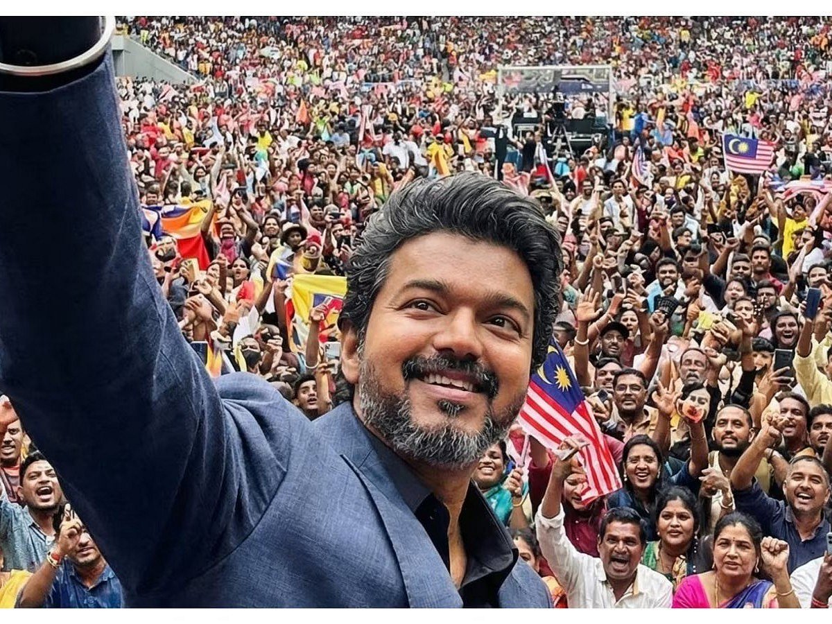 ভক্তদের সঙ্গে সেলফি তুলতে দেখা গেছে বিজয়কে