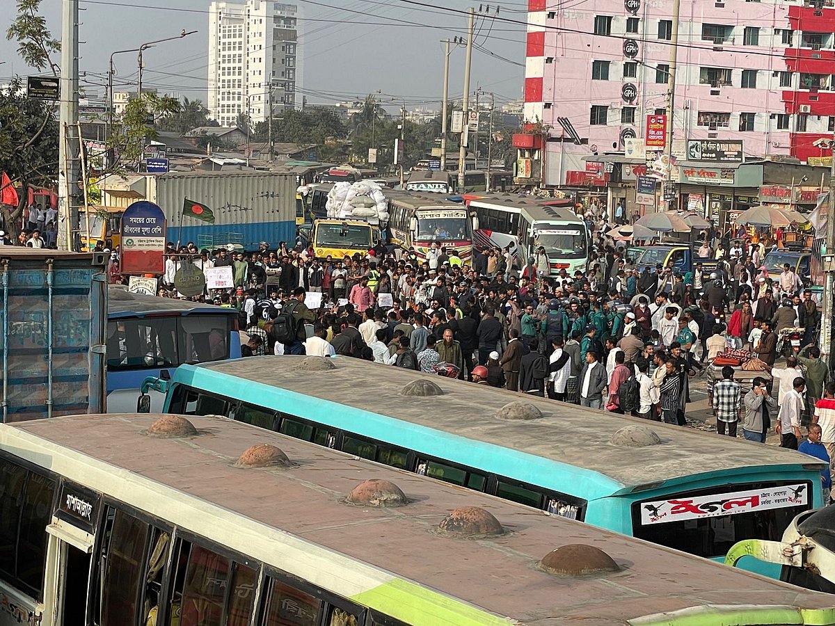 চট্টগ্রাম নগরের শাহ আমানত সেতু এলাকায় ইনকিলাব মঞ্চের অবরোধের কারণে বন্ধ হয়ে যায় যানবাহন চলাচল। আজ দুপুর দুইটায়