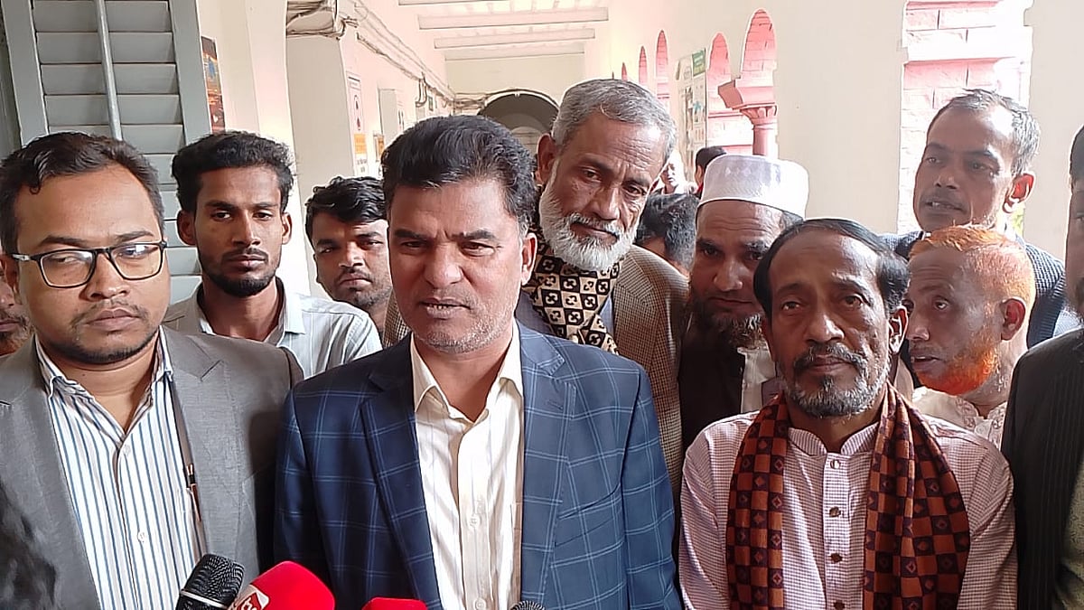 পদত্যাগ জমা দিতে চট্টগ্রাম জেলা প্রশাসকের কার্যালয়ে মো. লেয়াকত আলী। চট্টগ্রাম-১৬ (বাঁশখালী) আসন থেকে স্বতন্ত্র প্রার্থী হিসেবে নির্বাচনে অংশ নিতে মনোনয়নপত্র নিয়েছেন তিনি। আজ দুপুরে তোলা