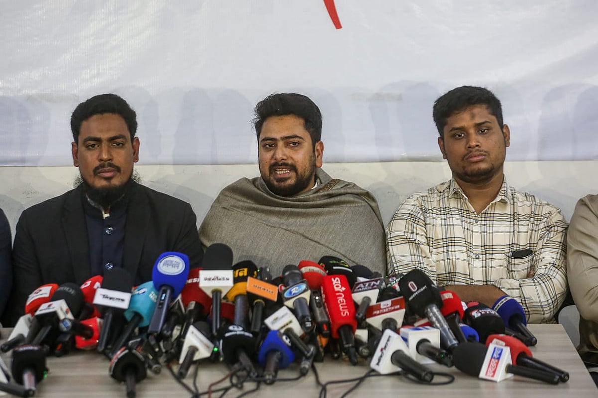 সংবাদ সম্মেলনে এনসিপির আহ্বায়ক নাহিদ ইসলাম। আজ রোববার রাতে রাজধানীর বাংলামোটরে এনসিপির অস্থায়ী কেন্দ্রীয় কার্যালয়ে