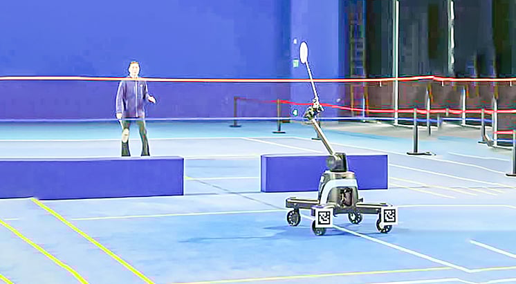 ব্যাডমিন্টন খেলছে রোবট