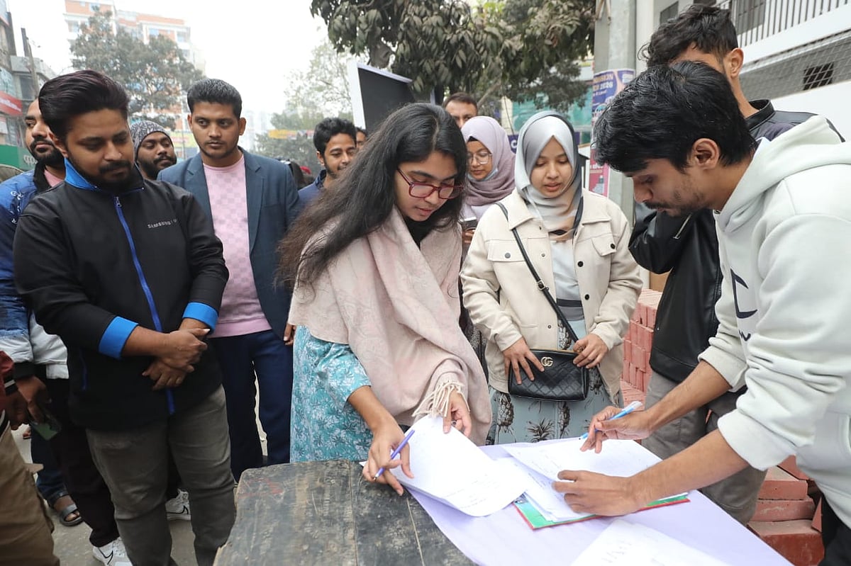 ঢাকা-৯ (খিলগাঁও, সবুজবাগ ও মুগদা) আসনে স্বতন্ত্র প্রার্থী হিসেবে দাঁড়াতে ভোটারদের স্বাক্ষর নিচ্ছেন তাসনিম জারা। খিলগাঁও তালতলা মার্কেট সংলগ্ন ন্যাশনাল আইডিয়াল কলেজের বিপরীতে
